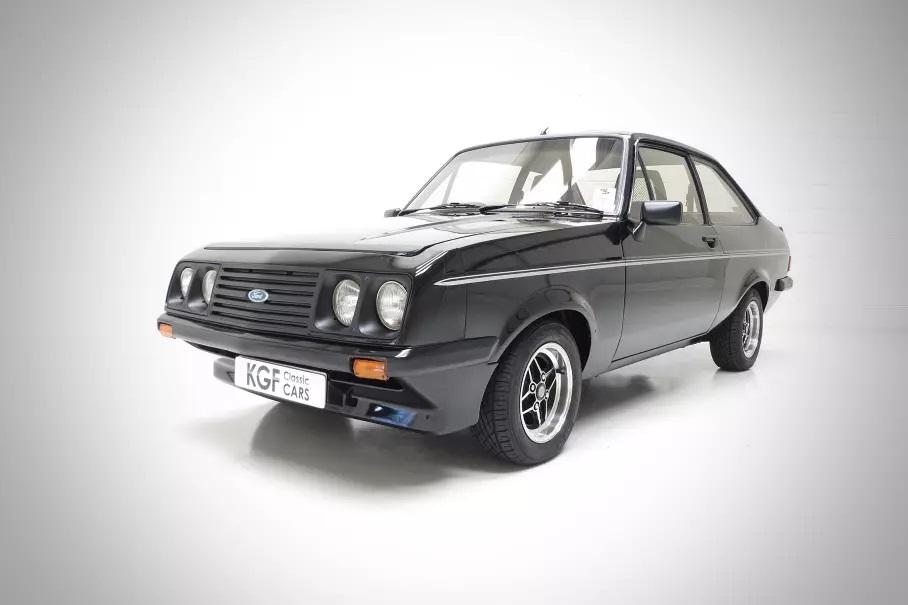 Британец не си кара спортния Ford Escort над 30 години, страх го било от крадци