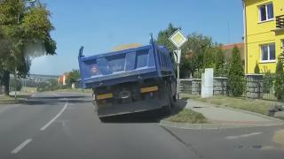 ВИДЕО запечата неуправляем камион на пътя, ето каква е причината