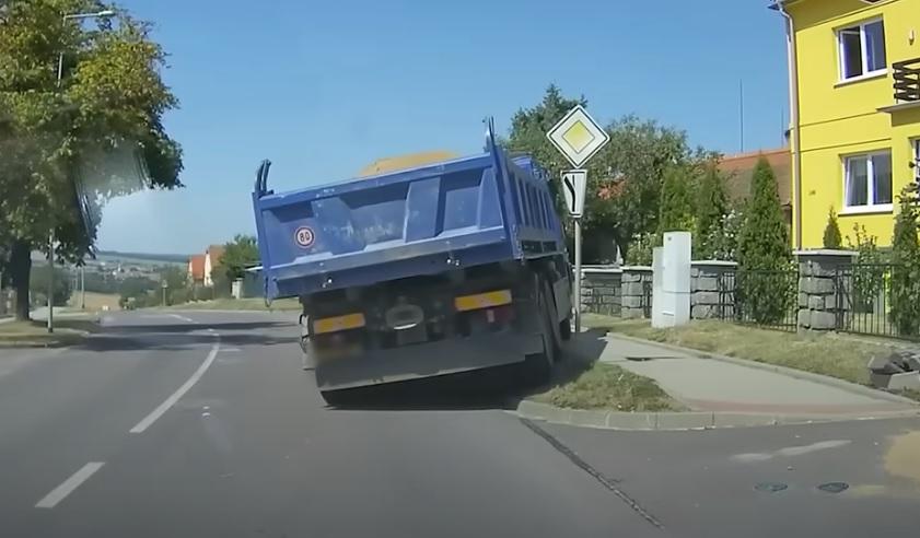 ВИДЕО запечата неуправляем камион на пътя, ето каква е причината