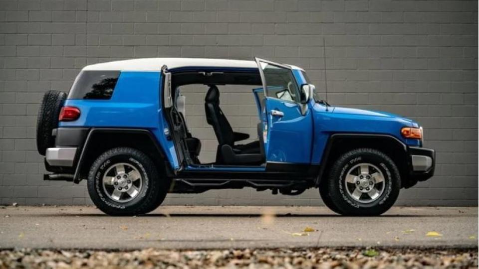 Откриха кросоувър Toyota FJ Cruiser от 2008 г. в перфектно състояние СНИМКИ