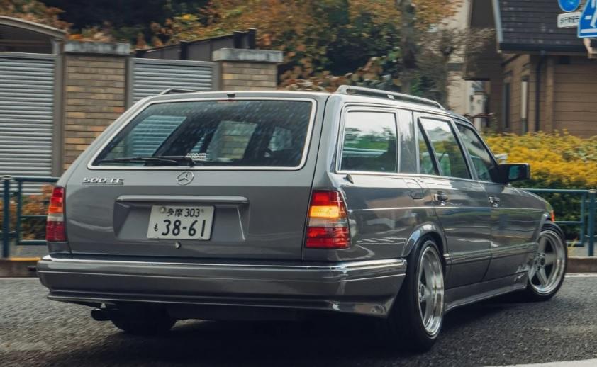 Превърнаха луксозен Mercedes S-Class от 80-те в представително семейно комби СНИМКИ