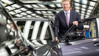 Шефът на BMW:  Заради тази огромна грешка автомобилната индустрия в ЕС ще намалее наполовина