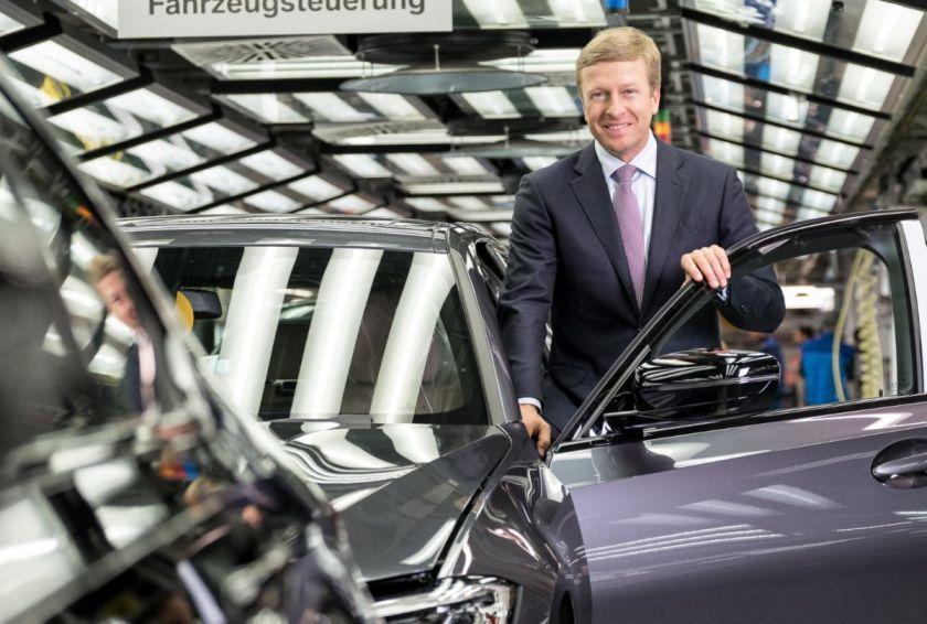 Шефът на BMW:  Заради тази огромна грешка автомобилната индустрия в ЕС ще намалее наполовина
