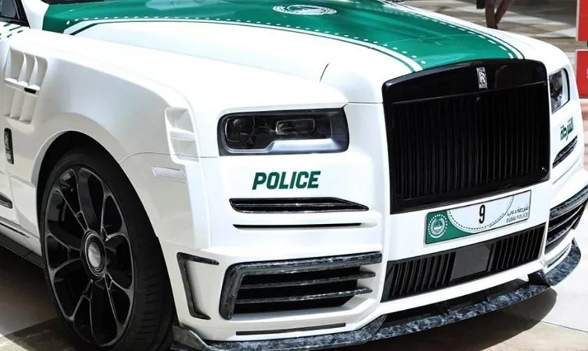 Не е за вярване: Полицаи ще карат чисто нов Rolls-Royce Cullinan с 610 к.с. СНИМКИ