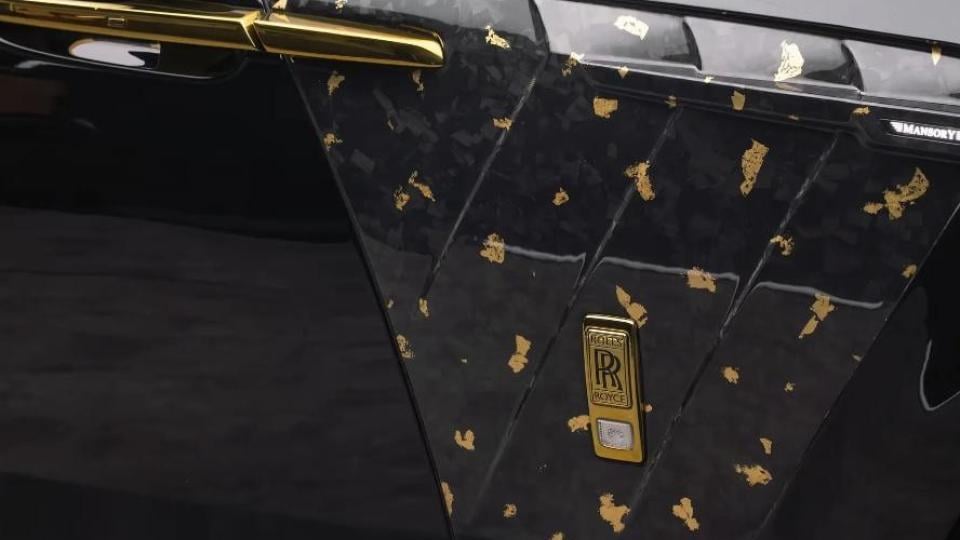 Показаха необичаен и ексклузивен Rolls-Royce, щедро украсен със злато СНИМКИ