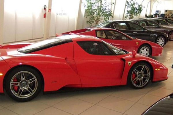 Продава се Ferrari Enzo на легендата Михаел Шумахер (СНИМКИ)