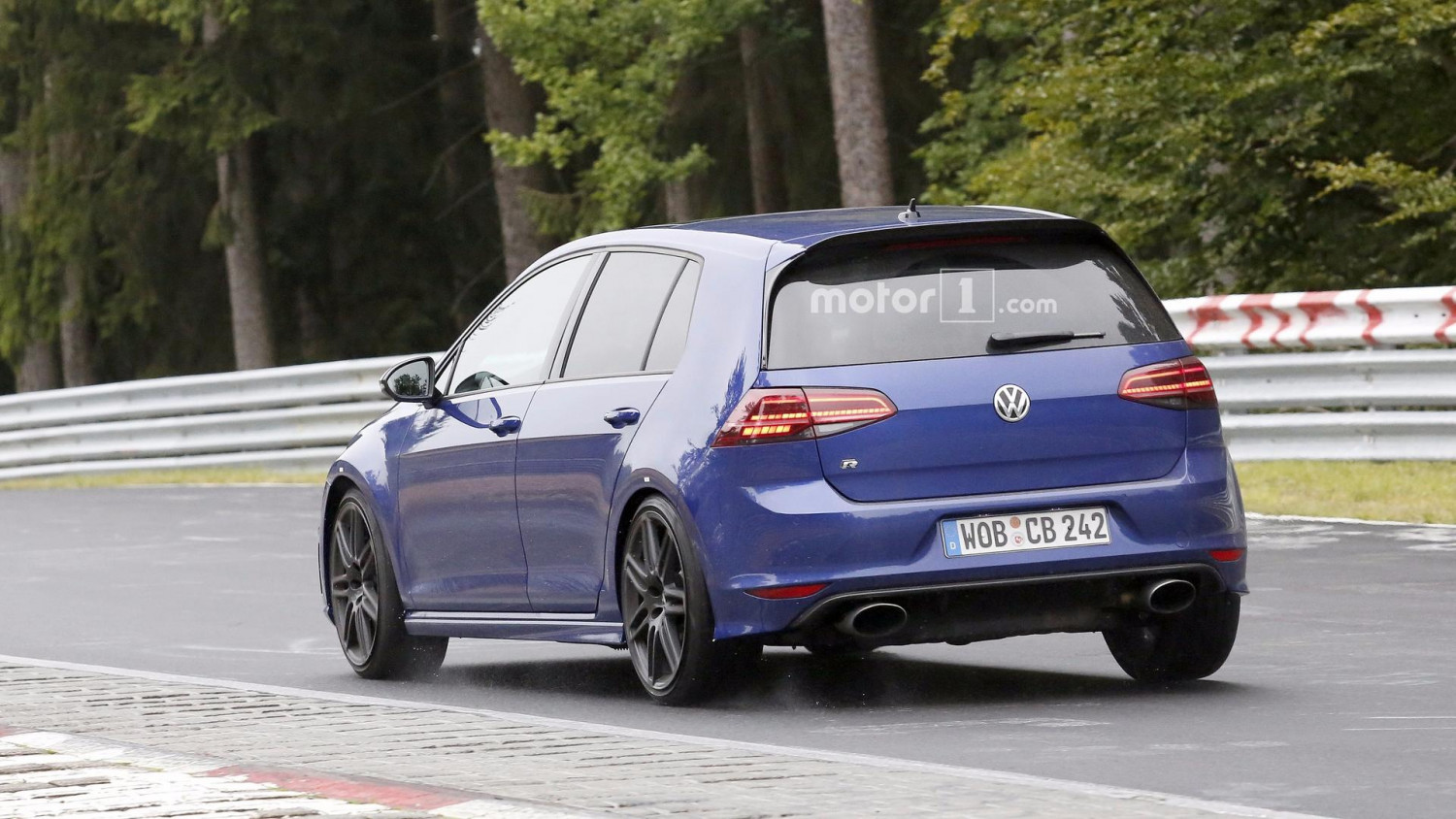 Volkswagen тества свръхмощния Golf R420 (СНИМКИ/ВИДЕО)