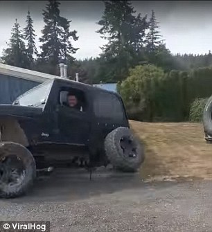 Шофьор се опита да натовари Jeep Wrangler в авариен камион, а случилото се след това шокира мрежата (СНИМКИ/ВИДЕО)