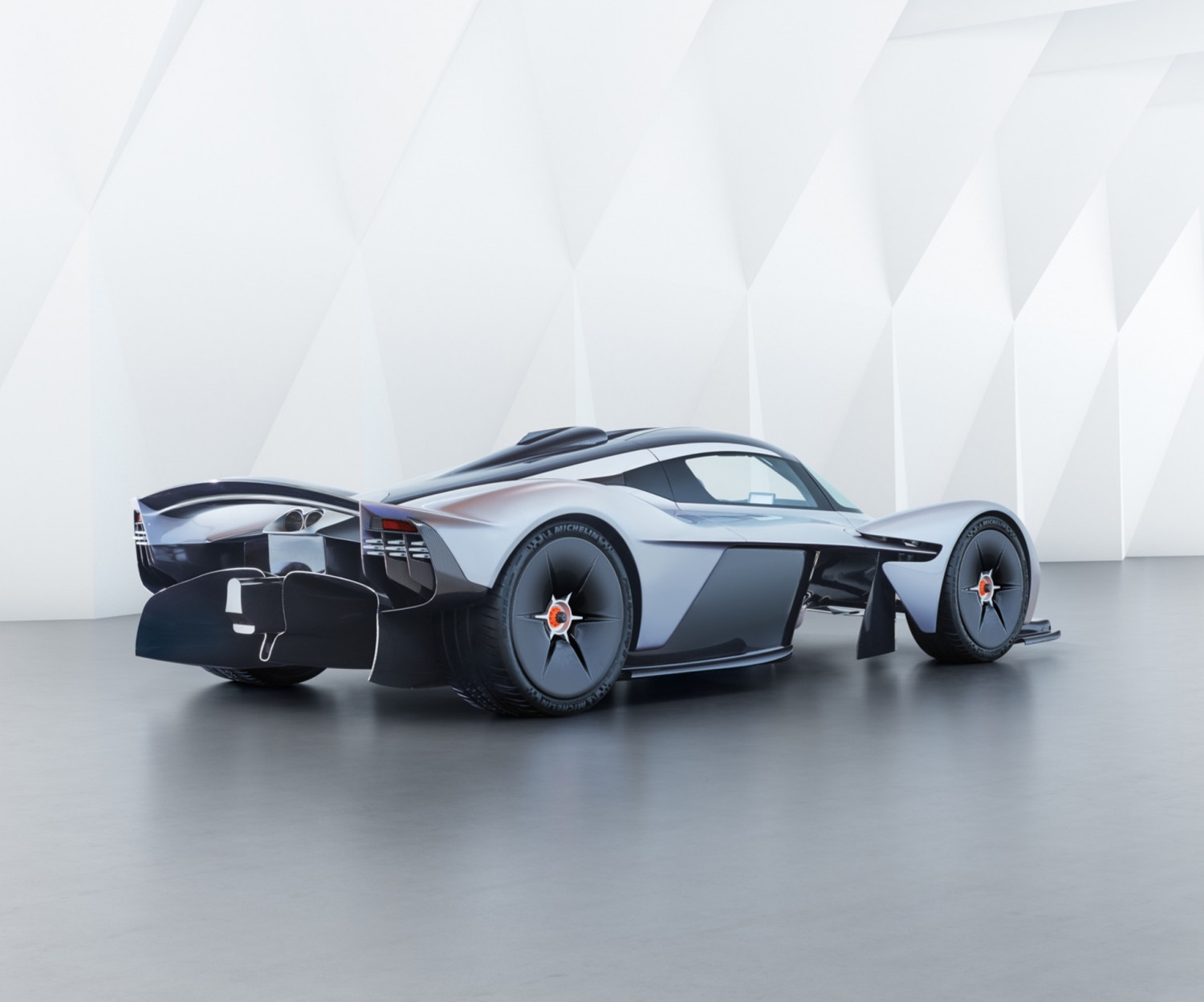 Зверско! Чуйте как звучи хиперколата Aston Martin Valkyrie (АУДИО)