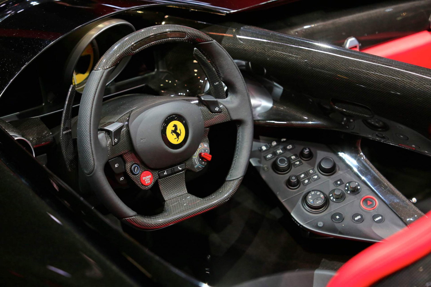 Ferrari показа новия си уникален и екстремен автомобил (СНИМКИ)