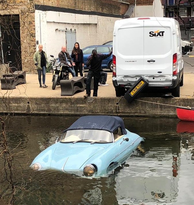 Уникално паркиране!  Шофьор на ван не видя рядко Porsche и го....бутна в канала (СНИМКИ/ВИДЕО)