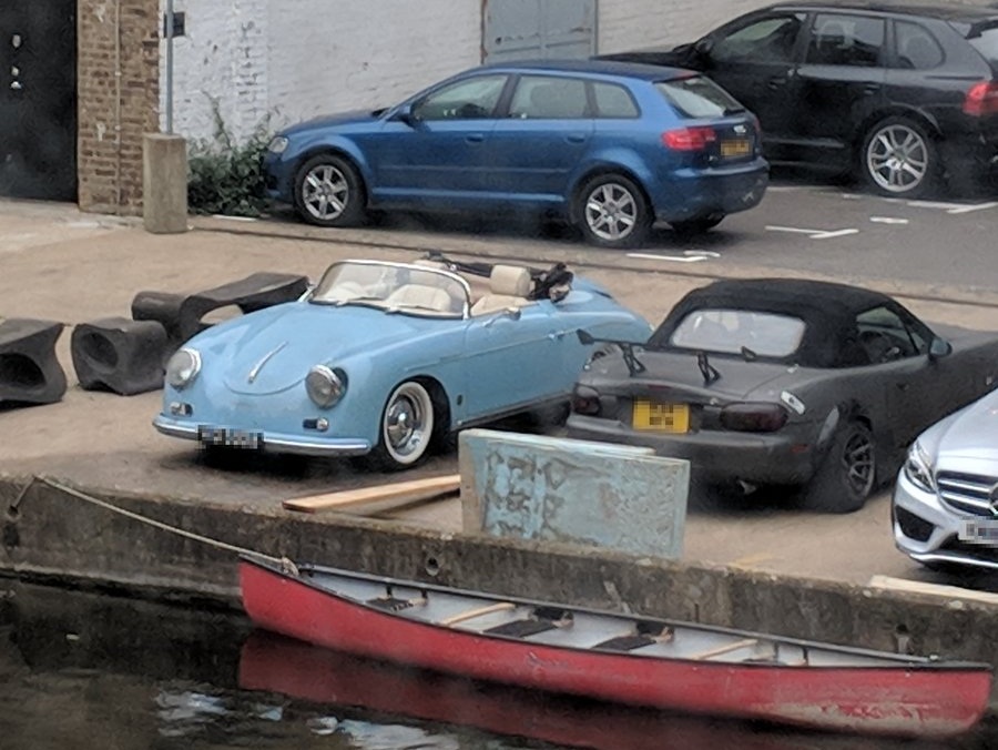 Уникално паркиране!  Шофьор на ван не видя рядко Porsche и го....бутна в канала (СНИМКИ/ВИДЕО)