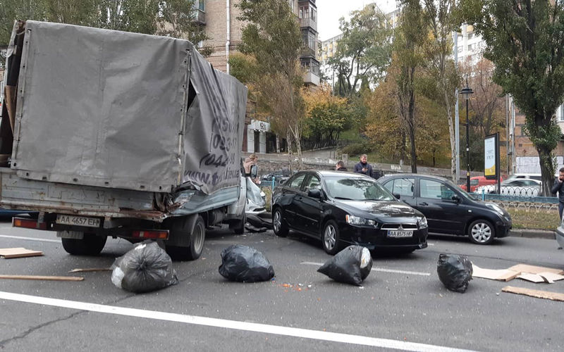 Автокран насмете и превърна в скрап 19 автомобила (СНИМКИ/ВИДЕО)