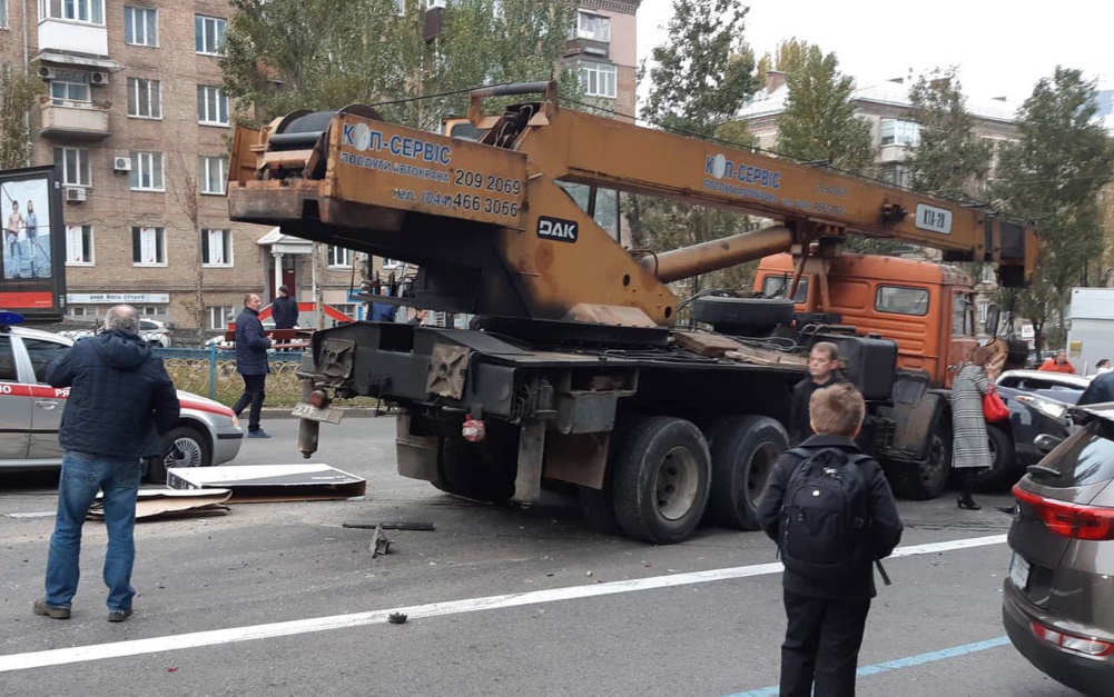 Автокран насмете и превърна в скрап 19 автомобила (СНИМКИ/ВИДЕО)