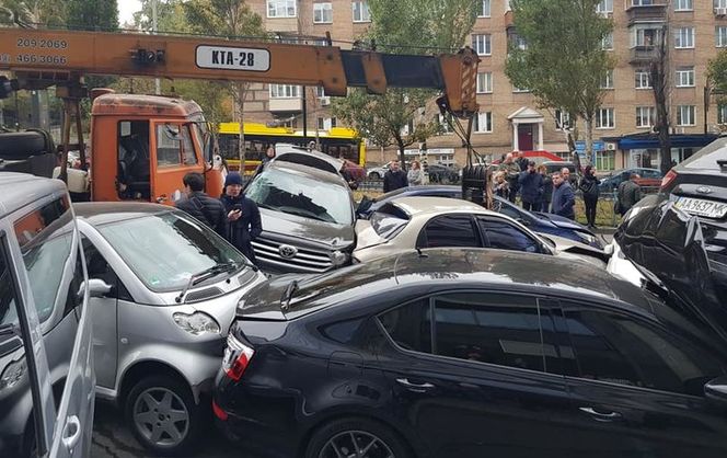 Автокран насмете и превърна в скрап 19 автомобила (СНИМКИ/ВИДЕО)