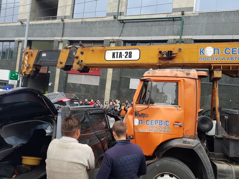 Автокран насмете и превърна в скрап 19 автомобила (СНИМКИ/ВИДЕО)