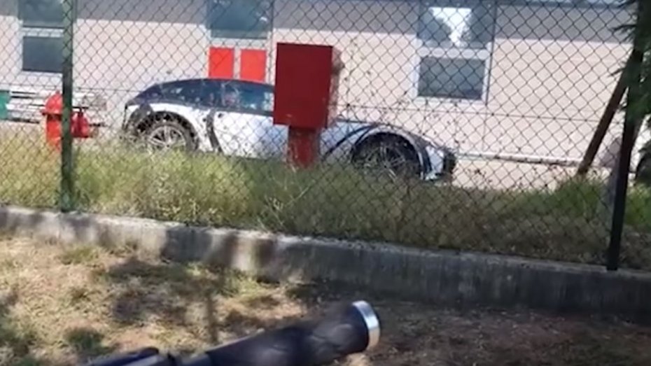 Запечатаха на ВИДЕО бъдещия първи кросоувър на Ferrari