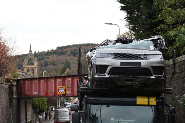 Автовоз се навря под нисък мост и няколко коли Range Rover станаха.... кабриолети (СНИМКИ)