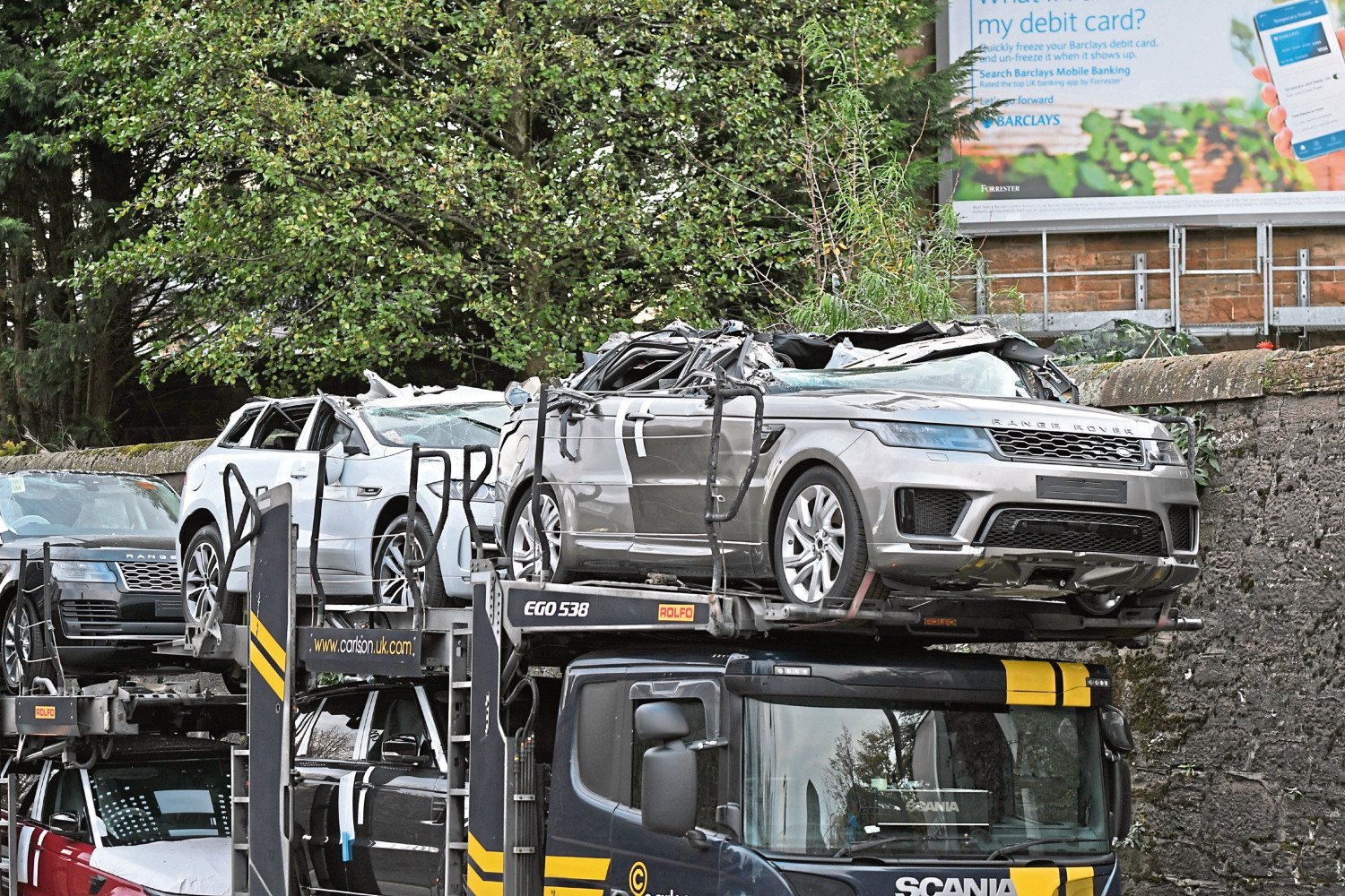 Автовоз се навря под нисък мост и няколко коли Range Rover станаха.... кабриолети (СНИМКИ)