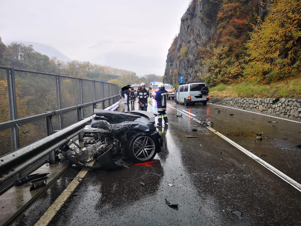 Страшно меле: Audi R8 се разцепи на две след сблъсък, а водачът ... (СНИМКИ)