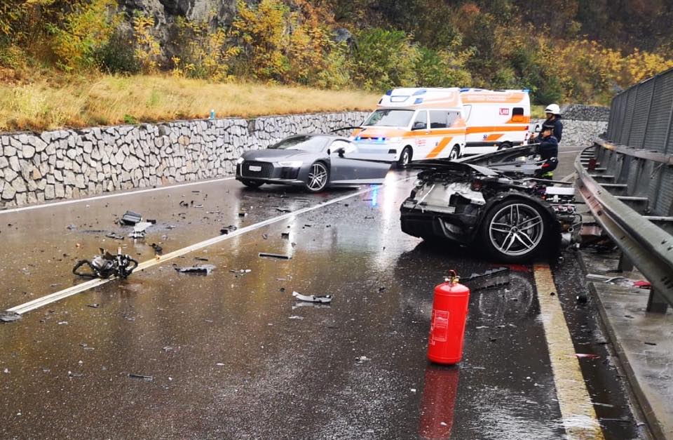 Страшно меле: Audi R8 се разцепи на две след сблъсък, а водачът ... (СНИМКИ)