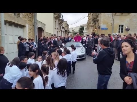 Свещеник шокира мрежата с Porsche Boxster и с това, което накара деца да направят (СНИМКИ/ВИДЕО)