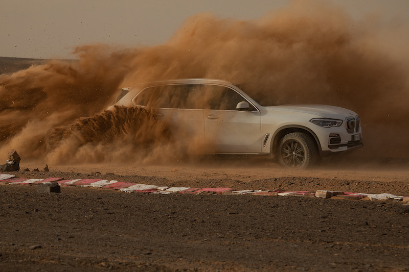 Новият BMW X5 премина по копие на легендарната писта Монца, пресъздадено в пустинята (ВИДЕО)