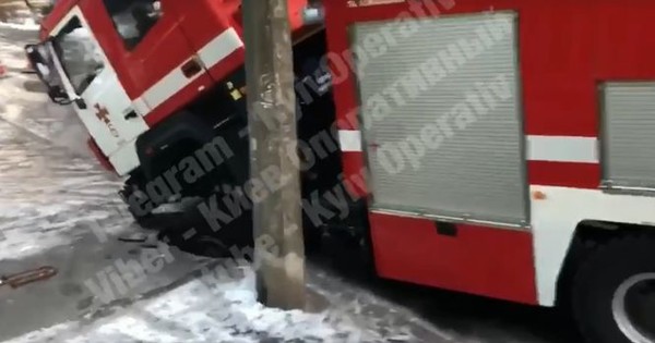 Автомобил на пожарната не стигна до произшествие, пропадна под асфалта (СНИМКИ/ВИДЕО)