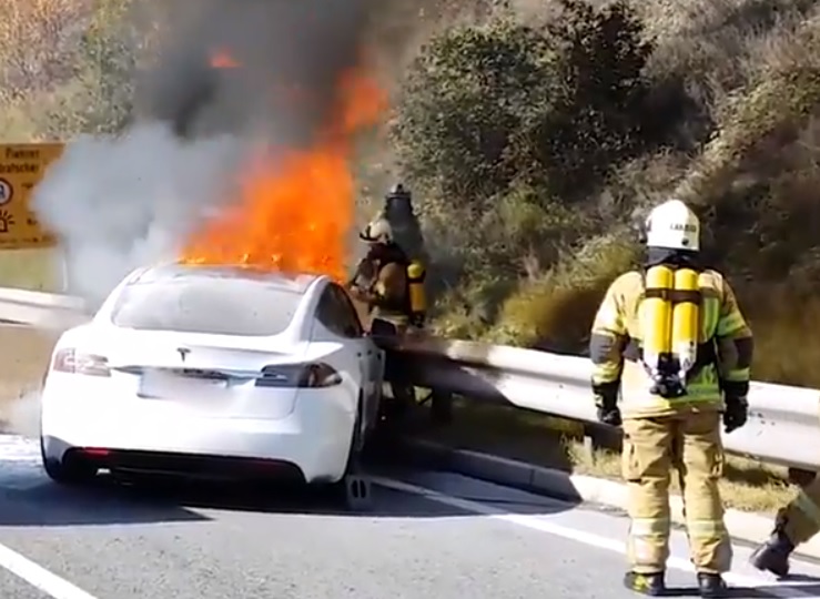 Гори Tesla Model S! Колко тона вода трябват, за да бъде угасена (СНИМКИ/ВИДЕО)