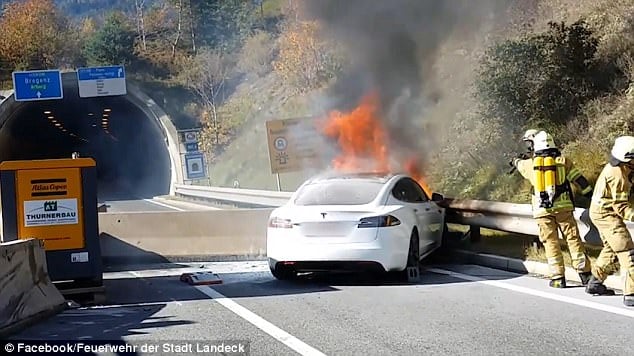 Гори Tesla Model S! Колко тона вода трябват, за да бъде угасена (СНИМКИ/ВИДЕО)