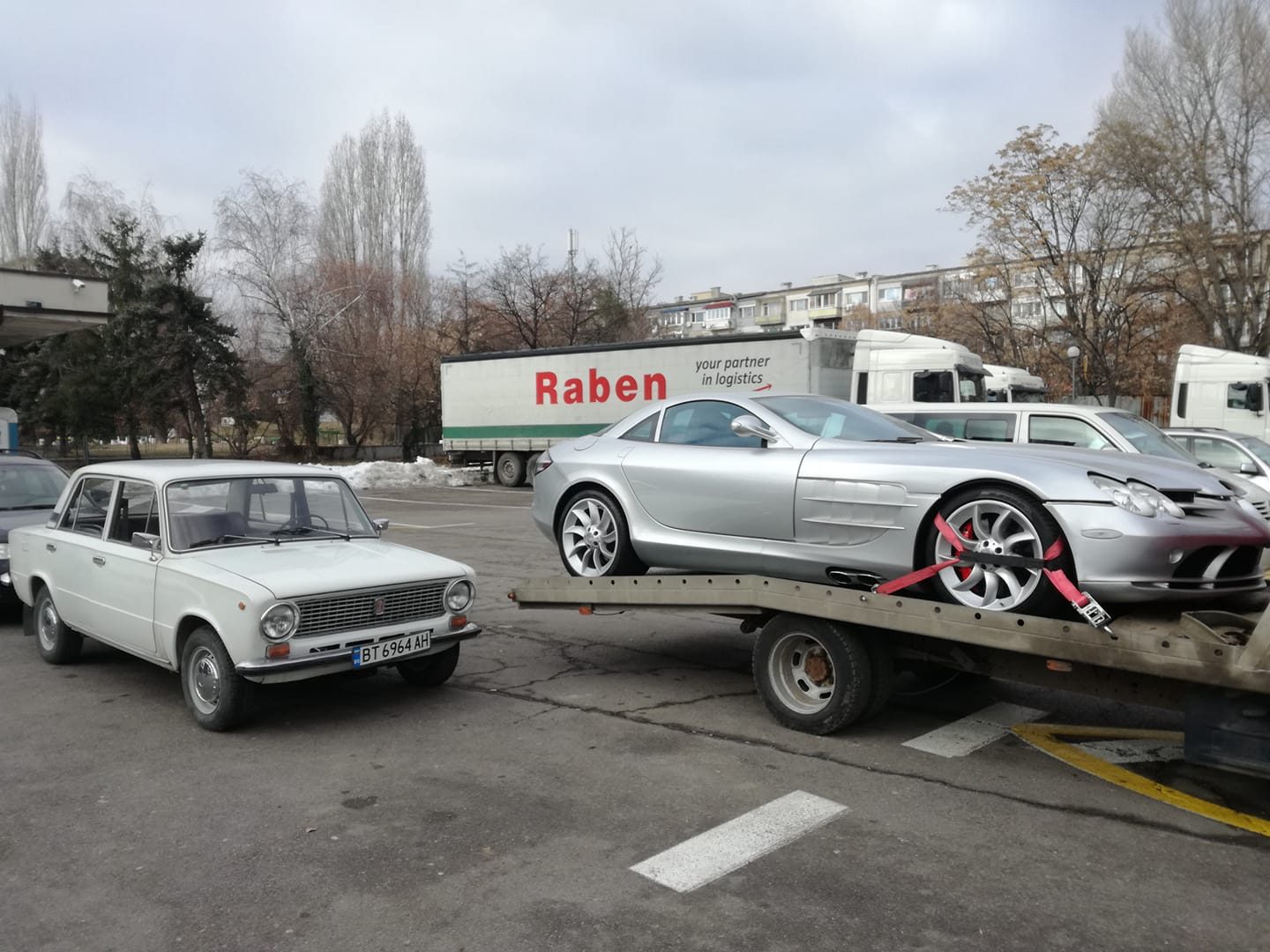 СНИМКА с Mercedes SLR McLaren пред КАТ събра очите на столичани, не можете да предположите причината