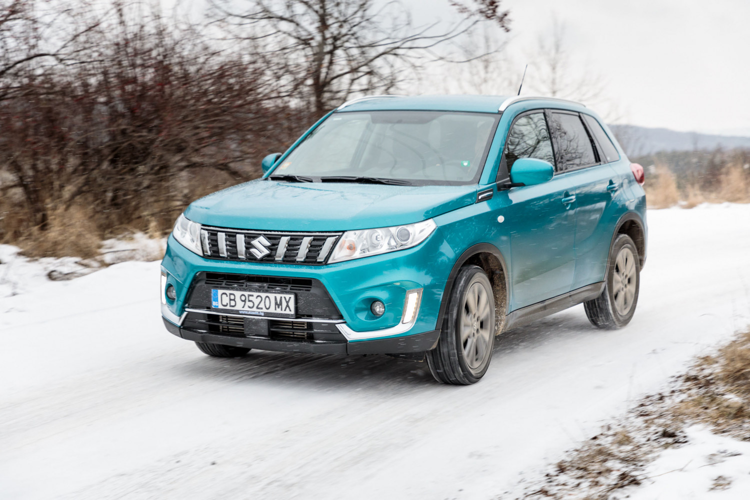 Компактната Suzuki Vitara катери баирите на предно предаване (СНИМКИ)