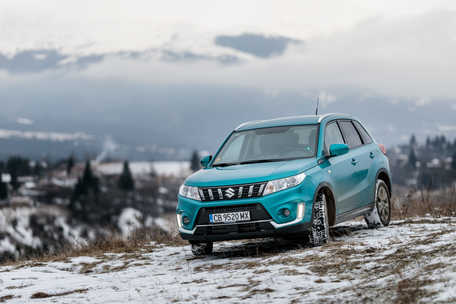 Компактната Suzuki Vitara катери баирите на предно предаване (СНИМКИ)