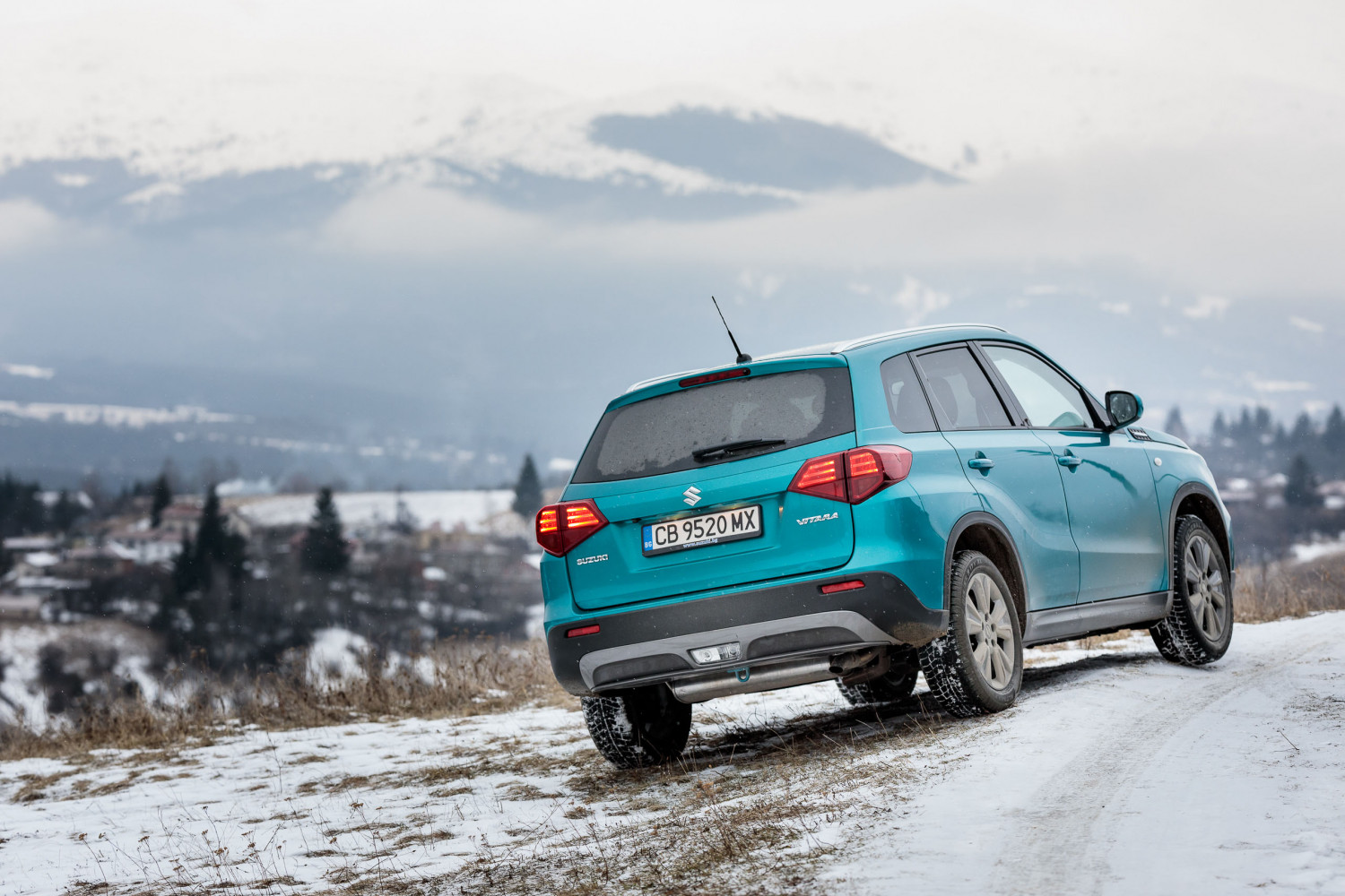 Компактната Suzuki Vitara катери баирите на предно предаване (СНИМКИ)