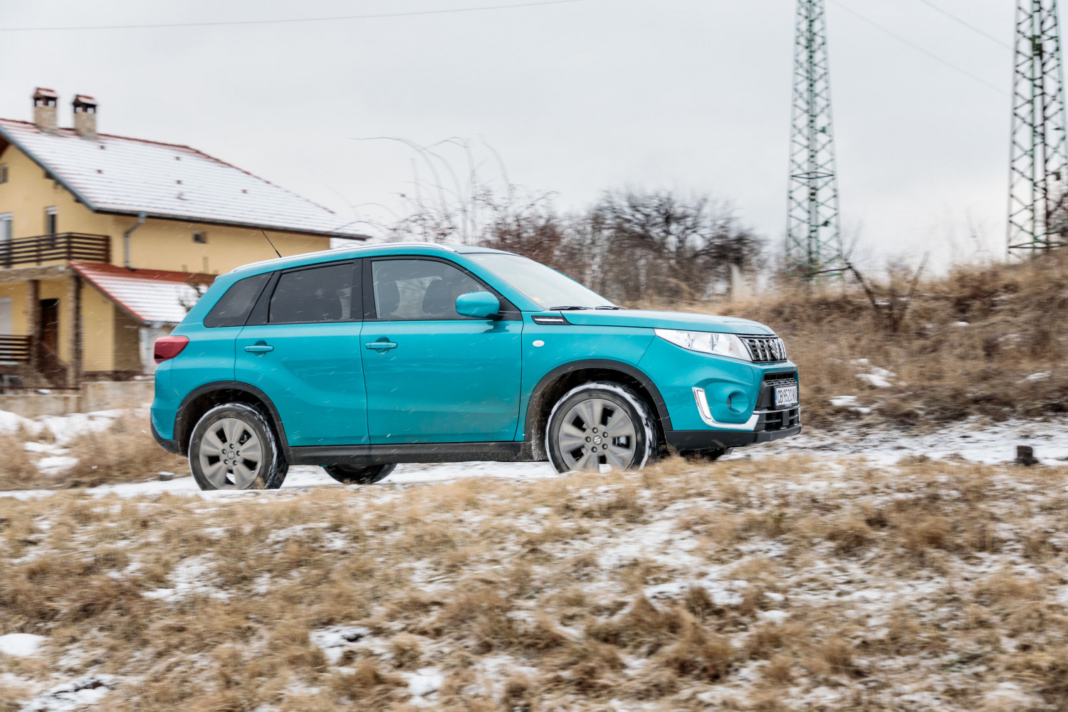 Компактната Suzuki Vitara катери баирите на предно предаване (СНИМКИ)