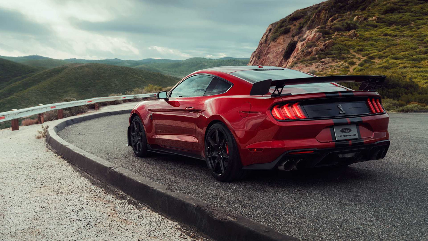 Истински звяр! Това ще е най-мощният и най-бърз сериен Ford Mustang в историята (СНИМКИ/ВИДЕО)