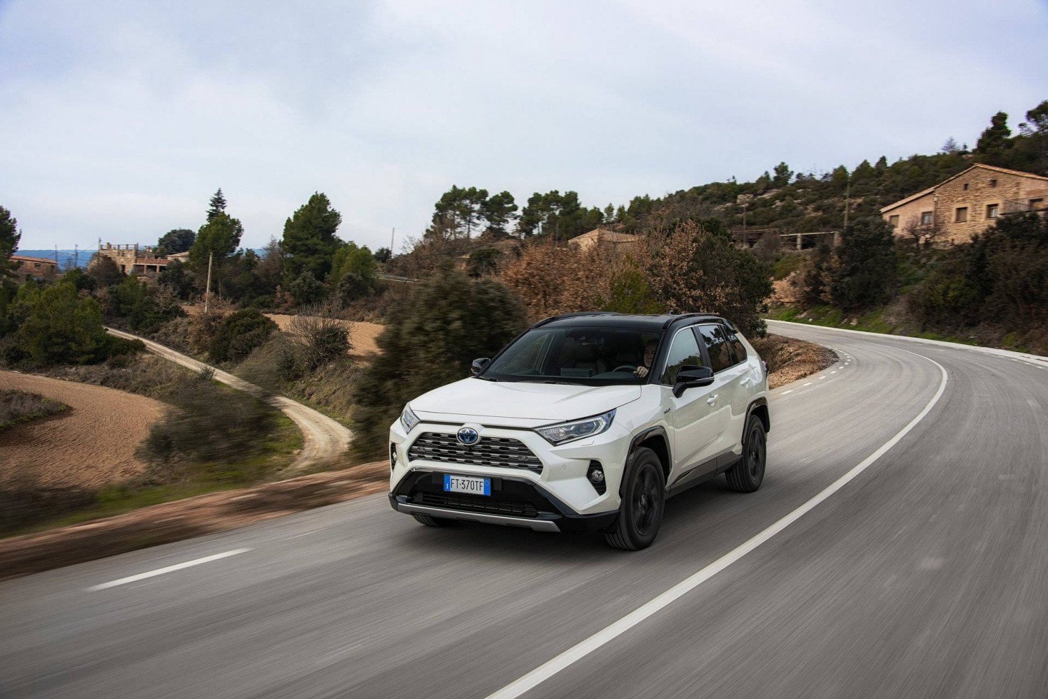 Toyota представи новия RAV4 Hybrid 2019 на СНИМКИ и разкри характеристиките му