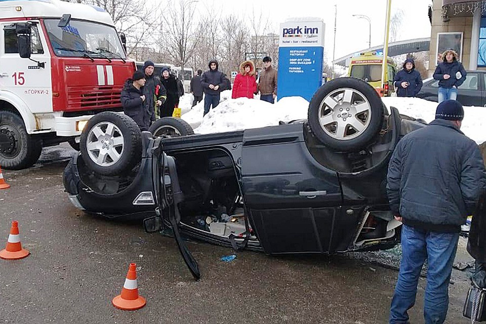 Зрелищно ВИДЕО: Шофьорка обърка педалите и скочи с Land Rover от 3-ия етаж на паркинг, пострада съпругът ѝ 