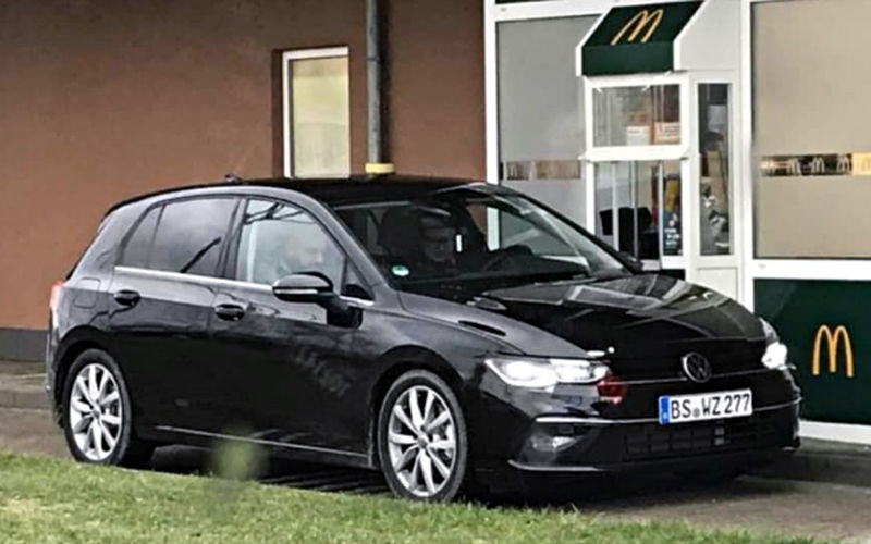 Новият Volkswagen Golf 8-мо поколение бе запечатан на СНИМКИ без камуфлаж