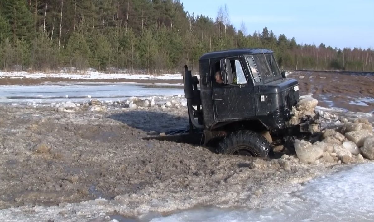 Вижте уникалния дуел между ГАЗ 66 и Suzuki Jimny сред вода и лед (ВИДЕО)