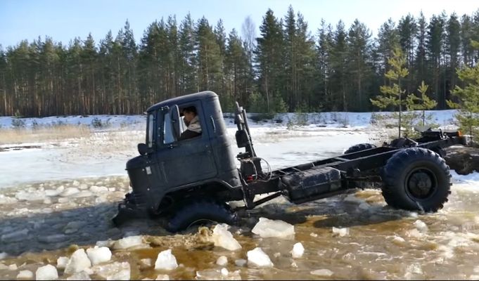 Вижте уникалния дуел между ГАЗ 66 и Suzuki Jimny сред вода и лед (ВИДЕО)