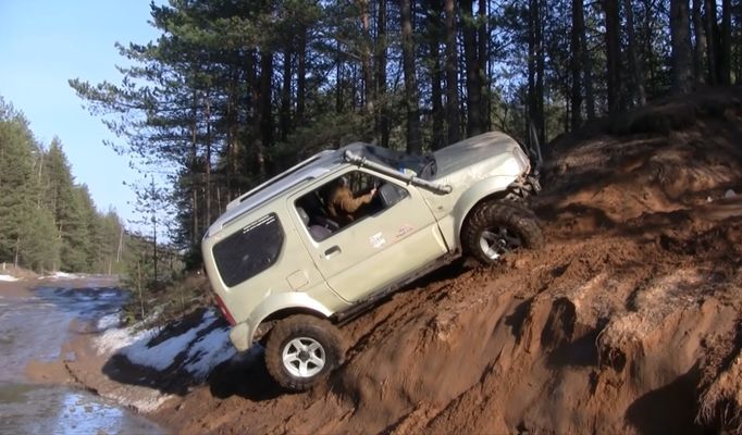 Вижте уникалния дуел между ГАЗ 66 и Suzuki Jimny сред вода и лед (ВИДЕО)