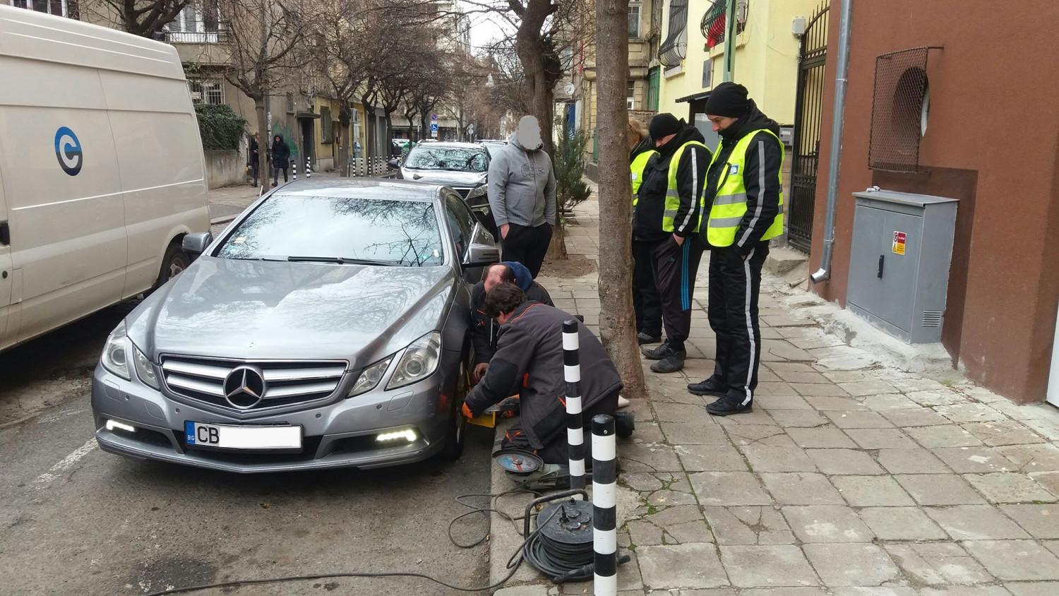 Шофьор на лъскав Мерцедес изживя нечуван кошмар в столицата (СНИМКИ)