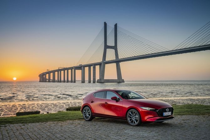 Новата икономична Mazda 3 2019 пристига в Европа: Цени, СНИМКИ и характеристики