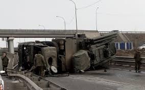 Уникална гледка! Вижте как истински военни ракети се изсипаха на магистрала (СНИМКИ/ВИДЕО)