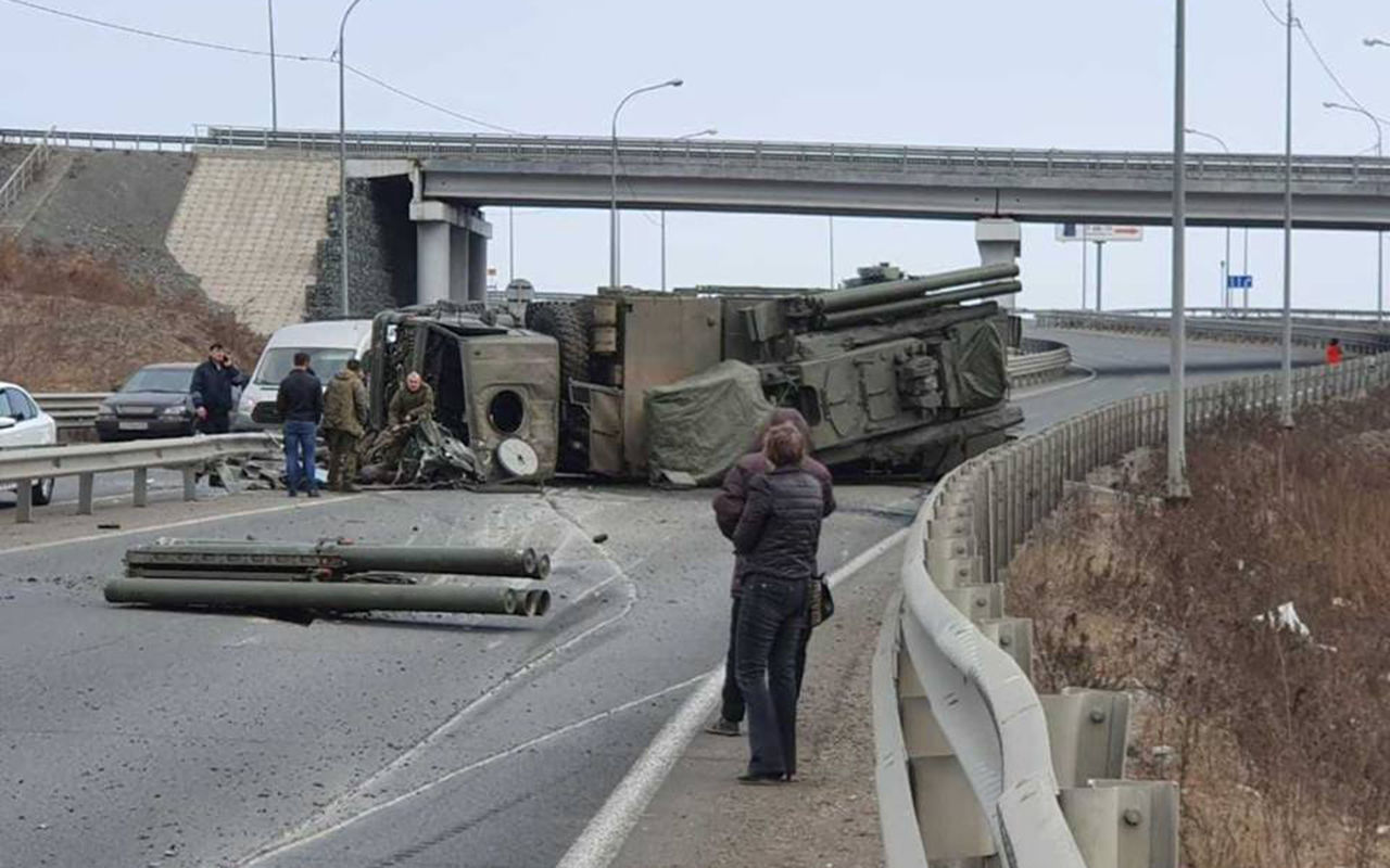 Уникална гледка! Вижте как истински военни ракети се изсипаха на магистрала (СНИМКИ/ВИДЕО)