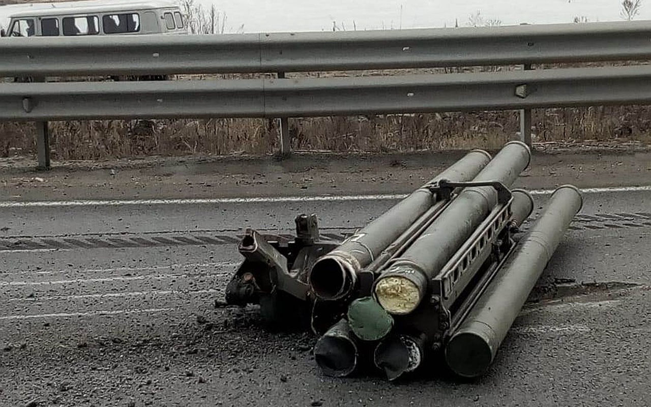 Уникална гледка! Вижте как истински военни ракети се изсипаха на магистрала (СНИМКИ/ВИДЕО)