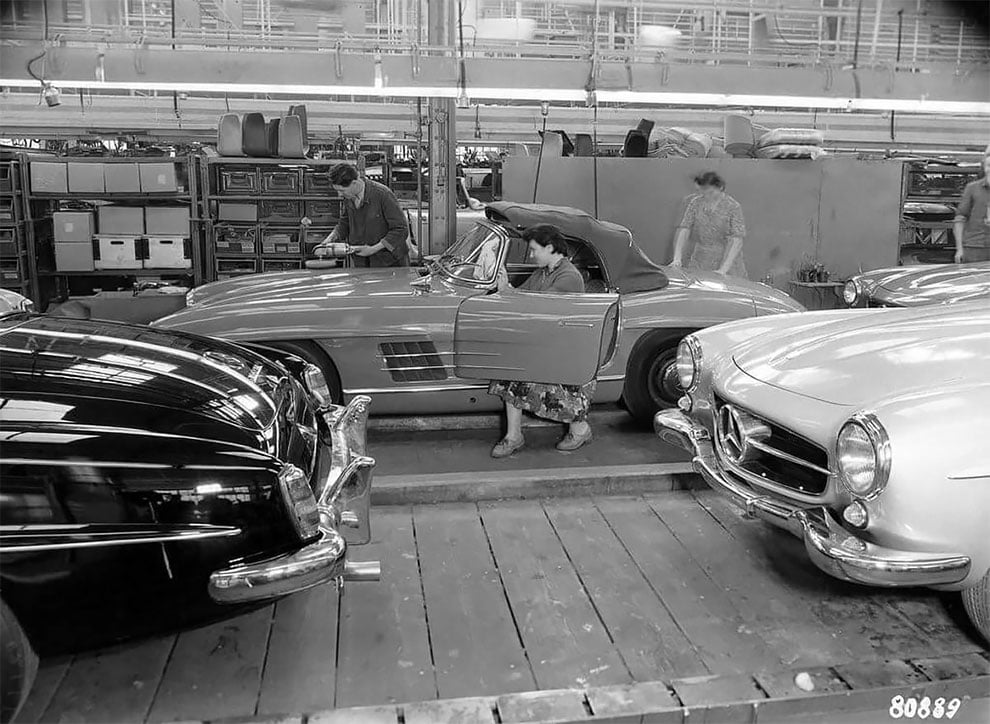 Машина на времето: Ето как изработваха легендарното купе 190 SL в завода на Mercedes през 1958 (СНИМКИ)