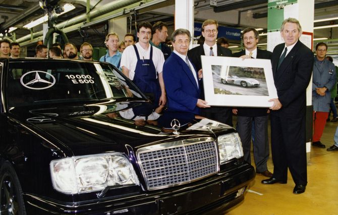 Публикуваха редки СНИМКИ на легендарния седан Mercedes-Benz 500E