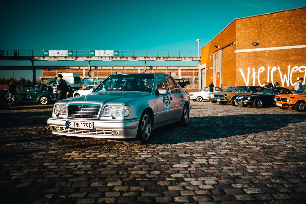 Публикуваха редки СНИМКИ на легендарния седан Mercedes-Benz 500E